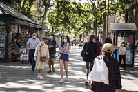 Người dân đeo khẩu trang phòng lây nhiễm COVID-19 tại Barcelona, Tây Ban Nha ngày 9/7/2020. (Nguồn: THX/TTXVN).
