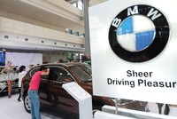 Tại Việt Nam, BMW giậm chân tại chỗ so với Mercedes và đã có 3 lần thay đối tác. Ảnh: Dũng Minh.