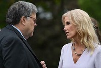 Bộ trưởng Tư pháp Mỹ William Barr nói chuyện với cựu cố vấn Nhà Trắng Kellyanne Conway tại sự kiện ở Vườn Hồng, Nhà Trắng, hôm 26/9. Ảnh: AFP.