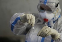 Nhân viên y tế tại một điểm xét nghiệm nCoV ở Jammu, Ấn Độ, hôm 7/9. Ảnh: AP.