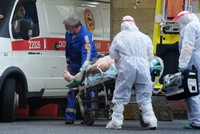 Nhân viên y tế vận chuyển bệnh nhân ở Saint Petersburg, Nga, hôm 5/10. Ảnh: AFP.