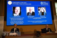 Chân dung ba nhà khoa học (trên màn hình, từ trái sang): Roger Penrose (người Anh), Reinhard Genzel (người Đức) và Andrea Ghez (người Mỹ) được xướng tên đoạt giải Nobel Vật lý 2020 tại buổi lễ ở Viện Hoàng gia Thụy Điển, thủ đô Stockholm ngày 6/10/2020. (Nguồn: AFP/TTXVN).