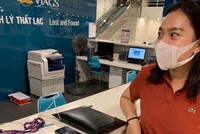 Hành khách nhận lại tài sản bỏ quên trên chuyến bay VN7210 TP.HCM - Hà Nội.