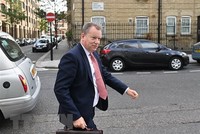 Ông David Frost tới cuộc họp báo ở London, Anh, ngày 10/9/2020. (Ảnh: AFP/TTXVN).