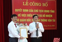 Ông Mai Xuân Liêm, Phó chủ tịch UBND tỉnh Thanh Hóa (phải) trao Quyết định, tặng hoa chúc mừng tân Phó giám đốc Sở GTVT. Ảnh: Báo Thanh Hóa.