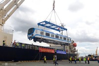 Toa tàu metro được cẩu lên bờ.