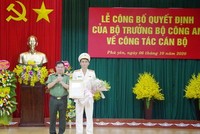 Đại tá Phan Thanh Tám - Giám đốc Công an tỉnh Phú Yên (trái) trao quyết định bổ nhiệm Phó giám đốc Công an tỉnh Phú Yên cho Thượng tá Nguyễn Khỏe.