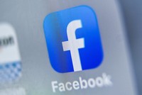 Biểu tượng của Facebook trên màn hình máy tính bảng. (Ảnh: AFP/TTXVN).