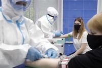 Tiêm phòng vắcxin ngừa bệnh COVID-19. (Ảnh: Moskva News Agency/TTXVN).