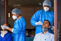 Lấy mẫu xét nghiệm cho viên chức tại thủ đô New Delhi, Ấn Độ, hôm 8/10. Ảnh: AFP.