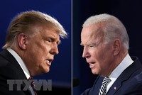 Ứng viên tranh cử Tổng thống của đảng Dân chủ Joe Biden (phải) và Tổng thống đương nhiệm Donald Trump trong cuộc tranh luận trực tiếp đầu tiên ở Cleveland, Ohio, ngày 29/9. (Ảnh: AFP/TTXVN).
