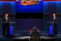 Tổng thống Trump (trái) và ứng viên tổng thống đảng Dân chủ Biden tại buổi tranh luận đầu tiên ở Ohio hôm 29/9. Ảnh: AFP.