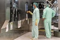 Các kỹ thuật viên giám sát việc sản xuất quy mô lớn và cung ứng vắcxin phòng COVID-19. (Ảnh: AFP/TTXVN).