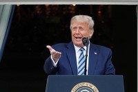 Tổng thống Trump phát biểu trước đám đông người ủng hộ từ ban công Nhà Trắng ngày 10/10. Ảnh: Reuters.