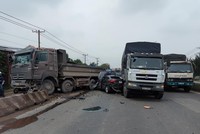 Hiện trường vụ tai nạn liên hoàn trên quốc lộ 51 khiến chiếc ô tô bị vò nát.