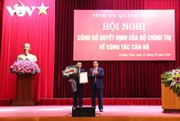 Trưởng Ban Tổ chức Trung ương Phạm Minh Chính trao Quyết định của Bộ Chính trị và chúc mừng ông Nguyễn Văn Thắng.