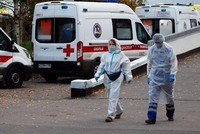 Các chuyên gia y tế đi bộ gần bệnh viện Aleksandrovskaya, thành phố St. Petersburg, Nga, hôm 9/10. Ảnh: Reuters.