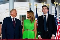Tổng thống Mỹ Donald Trump, Đệ nhất phu nhân Melania và con trai Barron (Ảnh: Reuters).