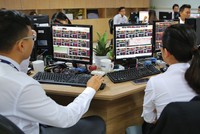 Không chờ đến khi các môi giới tư vấn thông tin, nhiều nhà đầu tư đã chủ động hỏi nên “vào mã nào” hay “mã nào còn triển vọng”. Ảnh: Lê Toàn