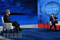 Ứng viên Tổng thống Mỹ của đảng Dân chủ Joe Biden (trái) tại phiên chất vấn của cử tri tại bang Pennsylvania tối 15/10/2020. (Ảnh: AFP/TTXVN).