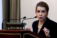 Bà Reinhart nổi tiếng với cuốn sách viết cùng Kenneth Rogoff về khủng hoảng 2009 có tên “Lần này rất khác: 8 thế kỷ biến động tài chính”. Ảnh: Bloomberg.