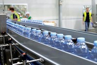 Thị trường nước lọc đóng chai đạt quy mô 161,04 tỷ USD vào năm 2018 và tiếp tục tăng mạnh, dù chất lượng hầu như không hơn nước máy công cộng.