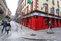 Các cửa hàng đóng cửa do dịch COVID-19 tại Dublin, Ireland ngày 18/9/2020. (Nguồn: AFP/TTXVN).
