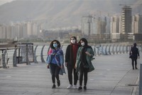 Người dân đeo khẩu trang phòng lây nhiễm Covid-19 tại Tehran, Iran. Ảnh: THX.