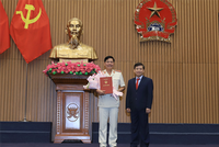 Viện trưởng Lê Minh Trí trao quyết định và chúc mừng tân Phó Viện trưởng Nguyễn Quang Dũng