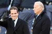 Ông Joe Biden (phải) và con trai Hunter Biden (Ảnh: AFP).