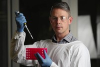 Phó giáo sư Nathan Bartlett, Trưởng khoa Miễn dịch virus tại Viện Nghiên cứu Y khoa Hunter, Australia. Ảnh Daily Telegraph.