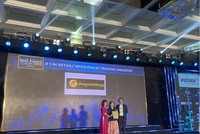 Đại diện Thế Giới Di Động nhận giải thưởng.