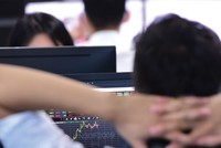 Dòng tiền luân chuyển nhanh qua các phiên giao dịch khiến việc tìm kiếm cơ hội đầu tư khó khăn hơn.