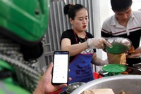 Mobile Money sẽ cung cấp thêm một hình thức thanh toán không tiền mặt phù hợp với các khoản chi tiêu giá trị thấp. Ảnh: Dũng Minh.