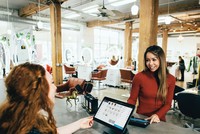 Phương thức thanh toán điện tử ngày càng được sử dụng nhiều. Ảnh: Blake Wisz.