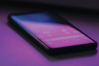 Nhiều người tiêu dùng châu Á đang chuyển sang các ứng dụng thanh toán không tiếp xúc trên điện thoại. Ảnh: Jonah Pettrich.