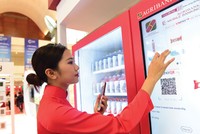 Covid-19 “vô tình” trở thành động lực lớn và thiết thực cho chuyển đổi số, bao gồm cả thúc đẩy thanh toán không dùng tiền mặt. Ảnh: Dũng Minh.