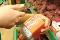 Người tiêu dùng đã dần số hóa thói quen mua sắm của mình. Ảnh: Lê Toàn.