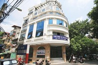 Một khách sạn lớn ở phố Hàng Tre (Hà Nội) phải treo biển cho thuê từ nhiều ngày qua. Ảnh: Đức Thanh.