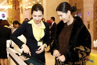 Khách hàng trải nghiệm các sản phẩm dịch vụ ngân hàng số tại Nam A Bank.