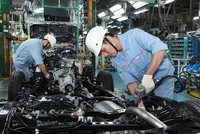 Lắp ráp xe ô tô tại Nhà máy Toyota Việt Nam (KCN Phúc Yên). Ảnh: KL.