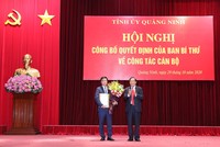 Đồng chí Phạm Thanh Bình, Ủy viên Trung ương Đảng, Phó trưởng Ban Thường trực Ban Tổ chức Trung ương trao quyết định của Ban Bí thư cho đồng chí Nguyễn Tường Văn.