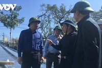 Phó Trưởng Ban Chỉ đạo Trung ương PC thiên tai Nguyễn Xuân Cường thị sát tình trạng tốc mái tại huyện Tư Nghĩa, tỉnh Quảng Ngãi.