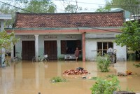 Nhà dân ngập sâu trong nước do mưa lũ. (Ảnh: Quốc Dũng/TTXVN).