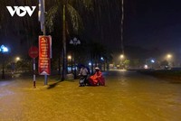 Tại thị trấn Dùng, huyện Thanh Chương nước đã ngập khá sâu.