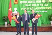 Chủ tịch Ủy ban nhân dân thành phố Cần Thơ Trần Việt Trường (trái) và nguyên Chủ tịch Ủy ban nhân dân thành phố Lê Quang Mạnh. (Ảnh: Ngọc Thiện/TTXVN).