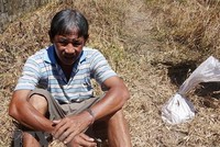 Đối tượng Trần Văn Hải cùng tang vật bị bắt giữ quả tang. (Ảnh: TTXVN phát).