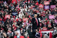 Tổng thống Mỹ Donald Trump vận động tranh cử tại Waterford, bang Michigan ngày 30/10/2020. (Ảnh: Getty Images/TTXVN).