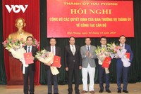 Ông Lê Văn Thành, Bí thư Thành ủy, Chủ tịch HĐND thành phố Hải Phòng và ông Nguyễn Văn Tùng, Phó Bí thư Thành ủy, Chủ tịch UBND thành phố Hải Phòng trao quyết định và chúc mừng các cán bộ được điều động, bổ nhiệm.