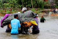 Tặng 2.500 thẻ bảo hiểm y tế cho đồng bào bị ảnh hưởng bởi mưa lũ tại miền Trung